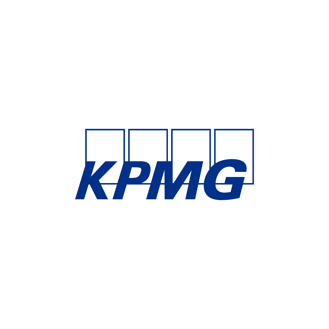 Logo von KPMG: blaue Großbuchstaben vor vier Rechtecken.