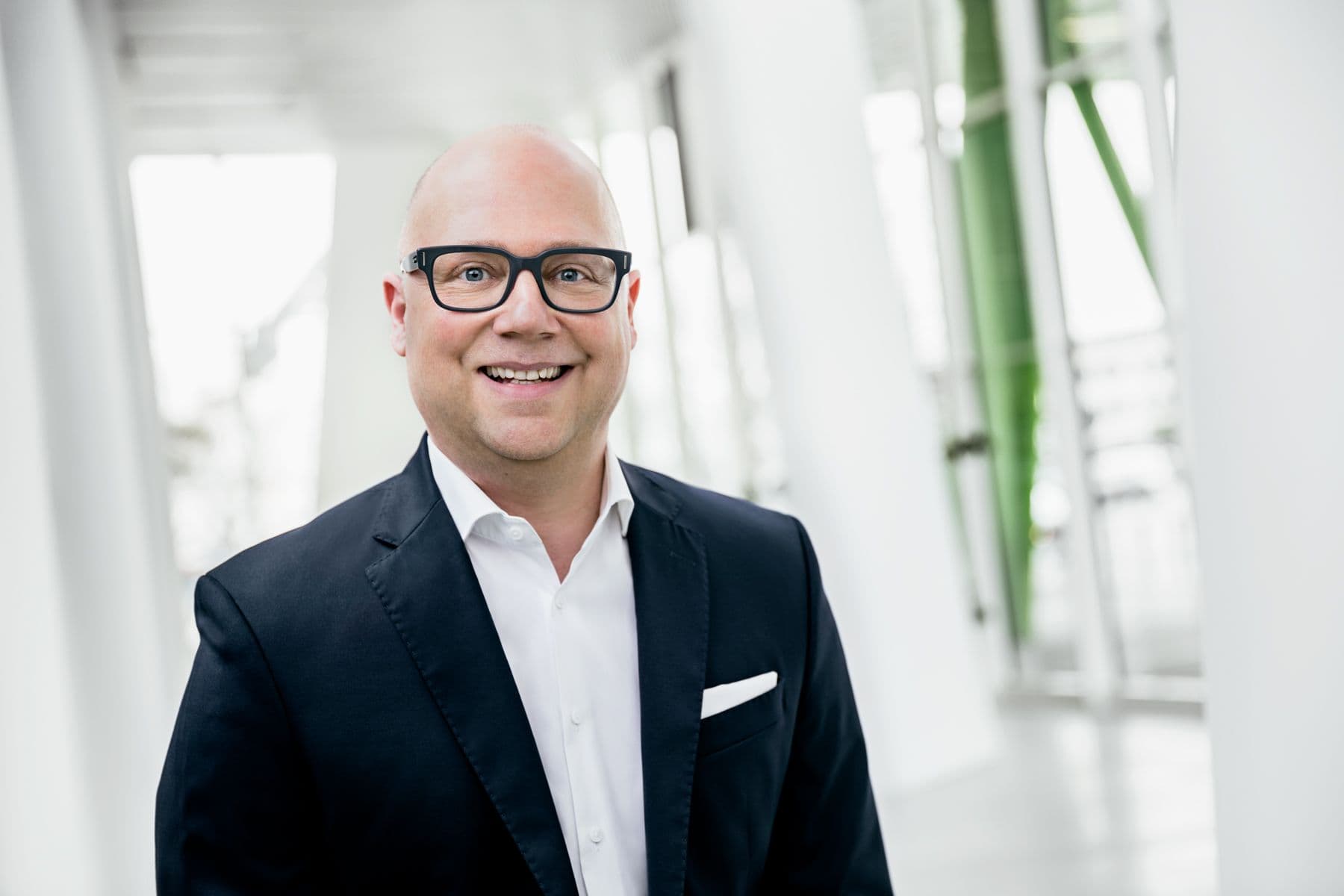 Vor hellem Hintergrund: Andreas Stock, Head of Presales & Customer Success