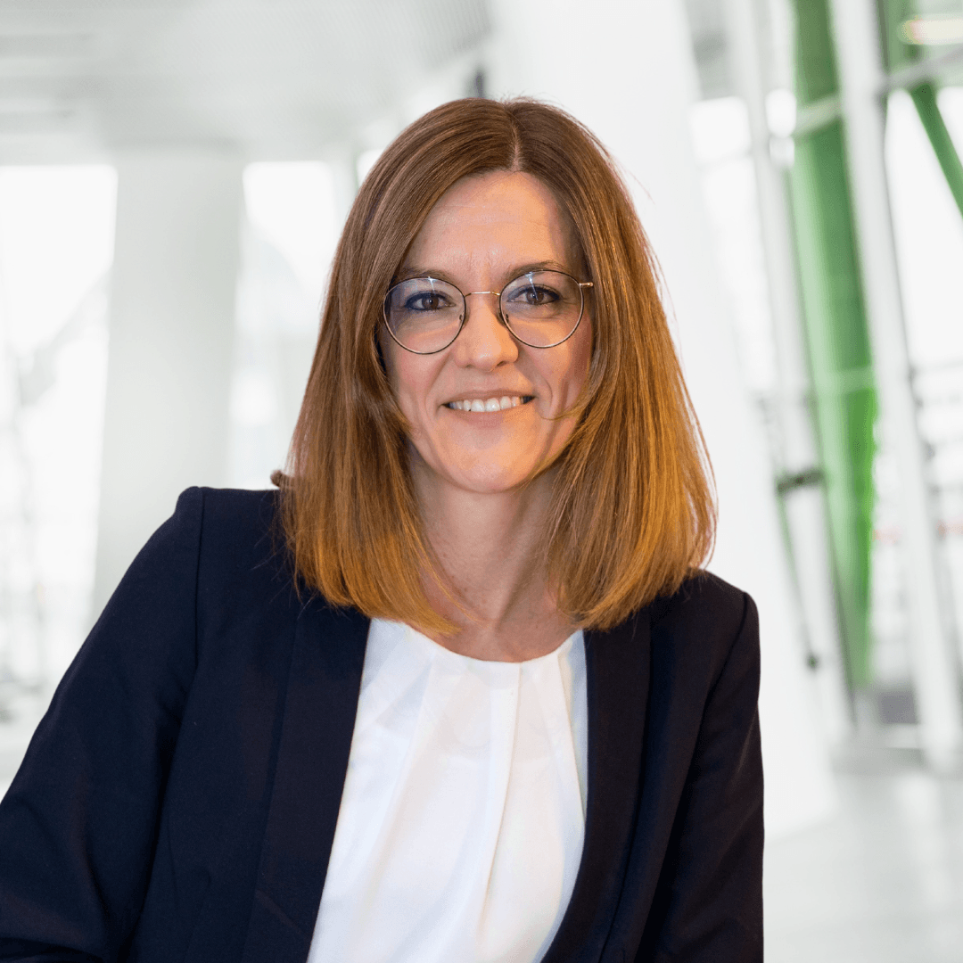 Vor hellem Hintergrund: Romana Weiß, Teamlead Marketing